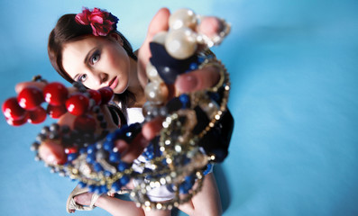 Obraz na płótnie Canvas summer girl plenty of jewellery beads in hands