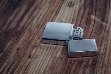 Зажигалка на фоне из дерева © nikolaydonetsk