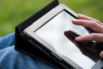 Jugendlicher mit Tablet-PC