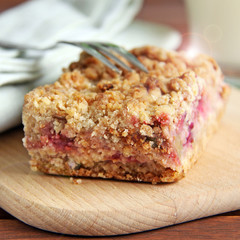 dinkel streuselkuchen mit rhabarber und beeren füllung