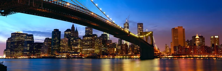 Poster Manhattan panorama met Brooklyn Bridge bij zonsondergang in New York © Oleksandr Dibrova