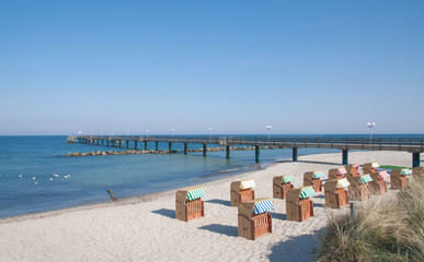 Obraz premium Strand und Seebrücke von Wustrow auf Fischland-Darss