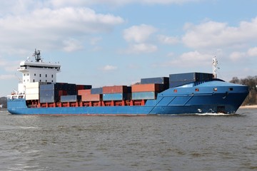 Containerschiff auf der Elbe