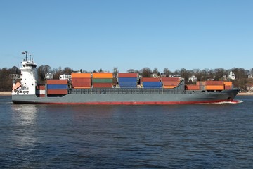 Containerschiff auf der Elbe
