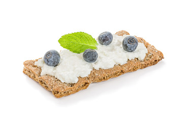 Knäckebrot mit Frischkäse und Blaubeeren