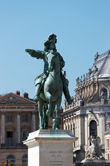 Fototapeta na wymiar statue de Louis 14, château de Versailles