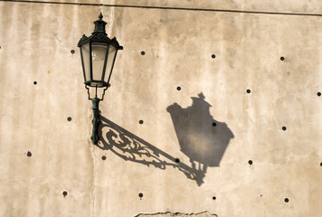 Lampadaire et son ombre sur un mur