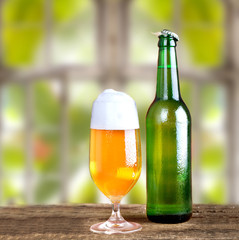 frisches Bier am Fenster