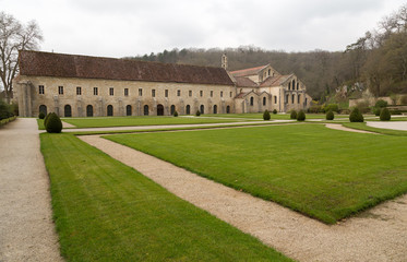 Fototapeta na wymiar Kościół i ogród z opactwa Fontenay