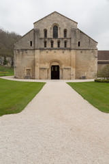 Fototapeta na wymiar Kościół opactwa Fontenay - Przeminęło