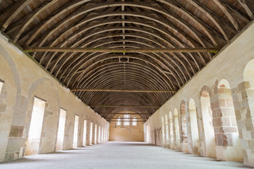 Grande salle et charpente - dortoir de l'abbaye de Fontenay