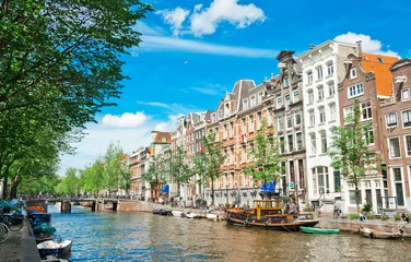 Fotobehang Amsterdamse grachten en typische huizen met zomerse lucht © Alexander Demyanenko