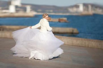 Fototapeta na wymiar Beautiful bride in wedding dress with bouquet bridal flowers