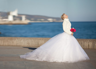 Fototapeta na wymiar Beautiful bride in wedding dress with bouquet bridal flowers