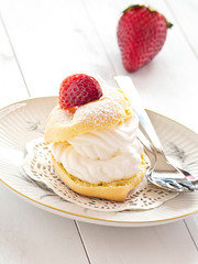 Windbeutel mit frischen Erdbeeren