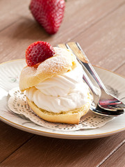 Windbeutel mit frischen Erdbeeren