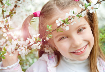 Obraz na płótnie Canvas little girl with bush blossoming
