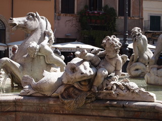 Particolari di opere in marmo, piazza Navona, Roma
