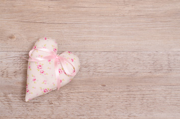 Herz mit rosa Schleife