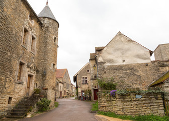 Fototapeta na wymiar Village médiéval de Châteauneuf en Auxois