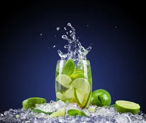 Foto auf Acrylglas Spritzendes Wasser Mojito-Getränk mit Spritzer