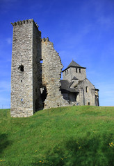 Eglise et ruines du château de Cornil (Corrèze)