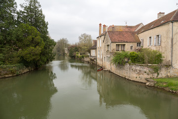 Fototapeta na wymiar Canal dans le village de Noyer sur Serein