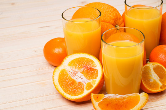 Orange juice and sliced ​​fruit