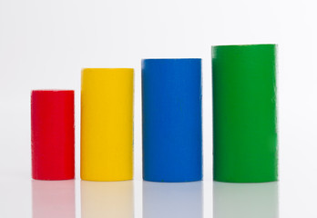 Bunte Säulen aus Holz