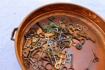 Fototapeta na wymiar old keys in the pan