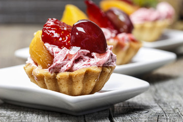 Cupcakes filled with fresh fruits