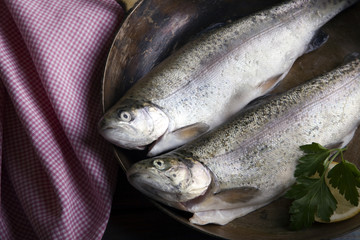 frische Bachforellen in der Pfanne
