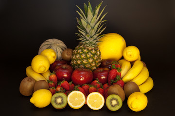 Fototapeta na wymiar Kompozycja z owocami