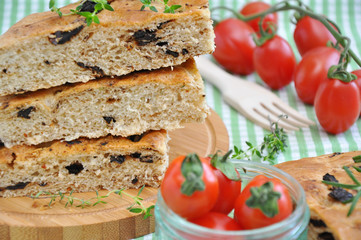 Focaccia, italienisches Weißbrot mit Kräutern und Zwiebeln