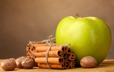 Cinnamon sticks, green apple and nutmeg