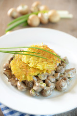 Puffer aus Kartoffeln mit Champignonrahmsauce