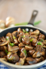 Nahaufnahme: Lauchzwiebel-Champignon-Pfanne