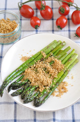Grüner Spargel mit Brösel
