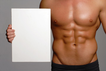 Torso y abdominales de un hombre musculoso con panel blanco.