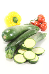 Zucchini mit Tomaten und Paprika