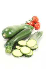 Zucchini mit roten Tomaten