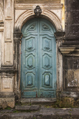 Fototapeta na wymiar Kolonialne stare drzwi kościoła zielony, rocznik drewna.