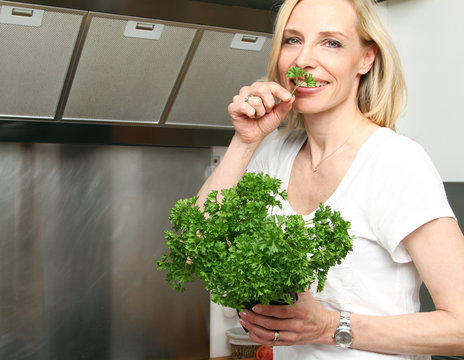 Frau in der K&uuml;che