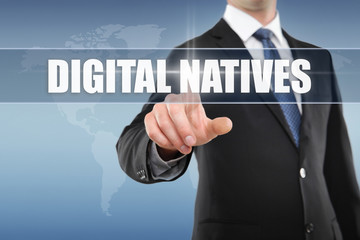 Mann tippt auf Display Digital Natives