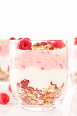 müsli dessert mit himbeeren