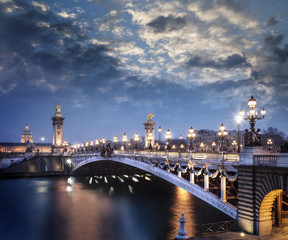 Fototapeta na wymiar Francja Paryż Pont Aexandre III