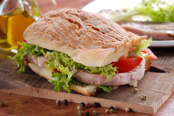 ciabatta con carne di maiale e verdura