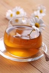 infuso di camomilla in tazza di vetro