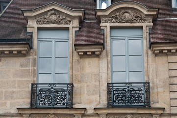 fenêtres immeuble parisien