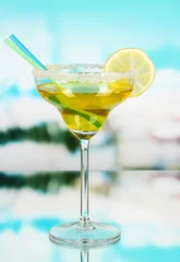  Gele cocktail in glas op blauwe natuurlijke achtergrond © Africa Studio